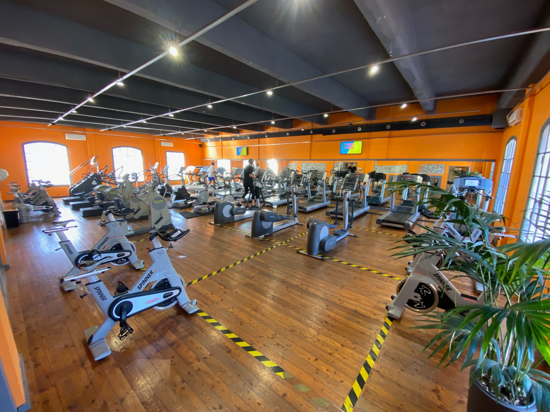 Zona cardio con cyclette Spinner e tapis roulant