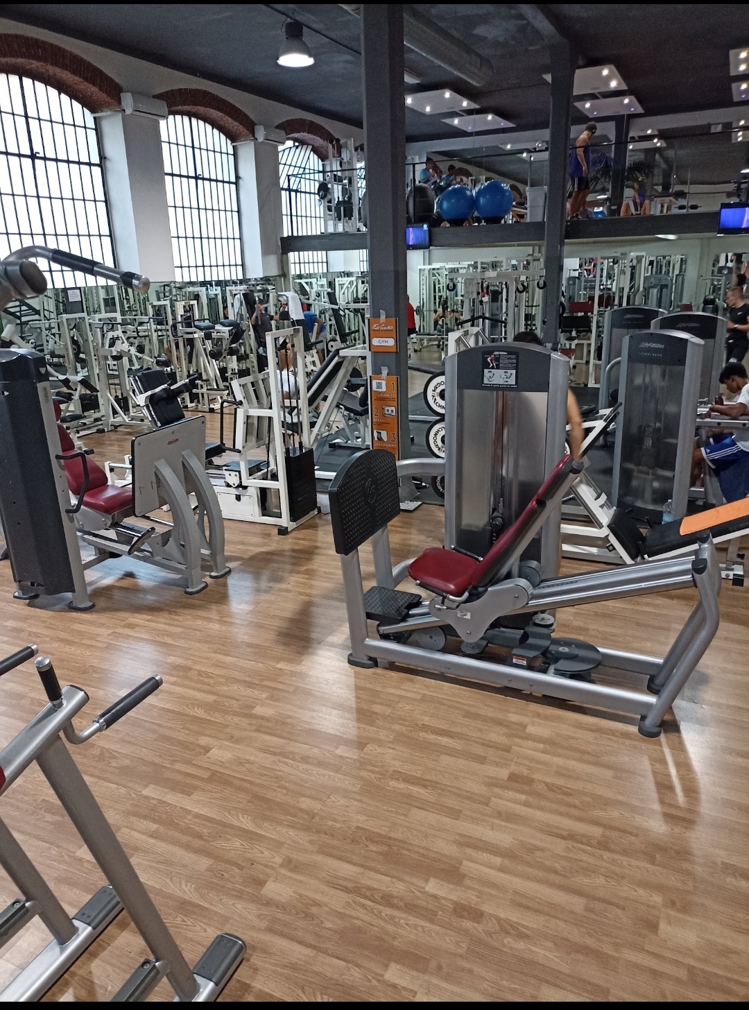 Sala pesi con macchine isotoniche