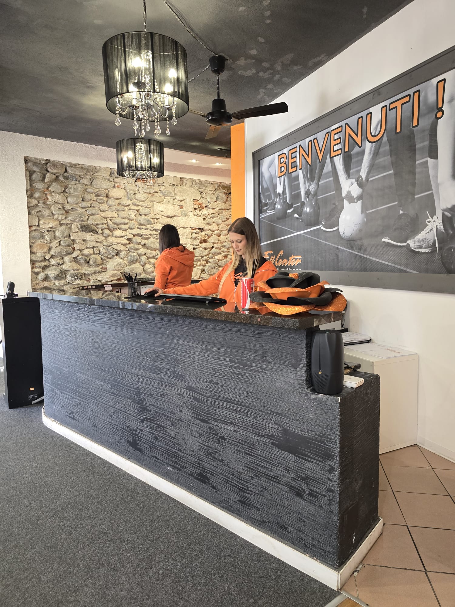 Reception Full Center Verbania con insegna Benvenuti